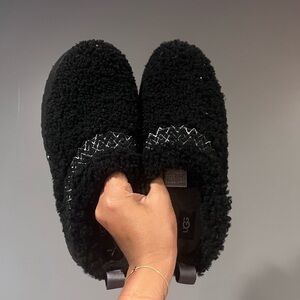 Black UGG Fur Tasman